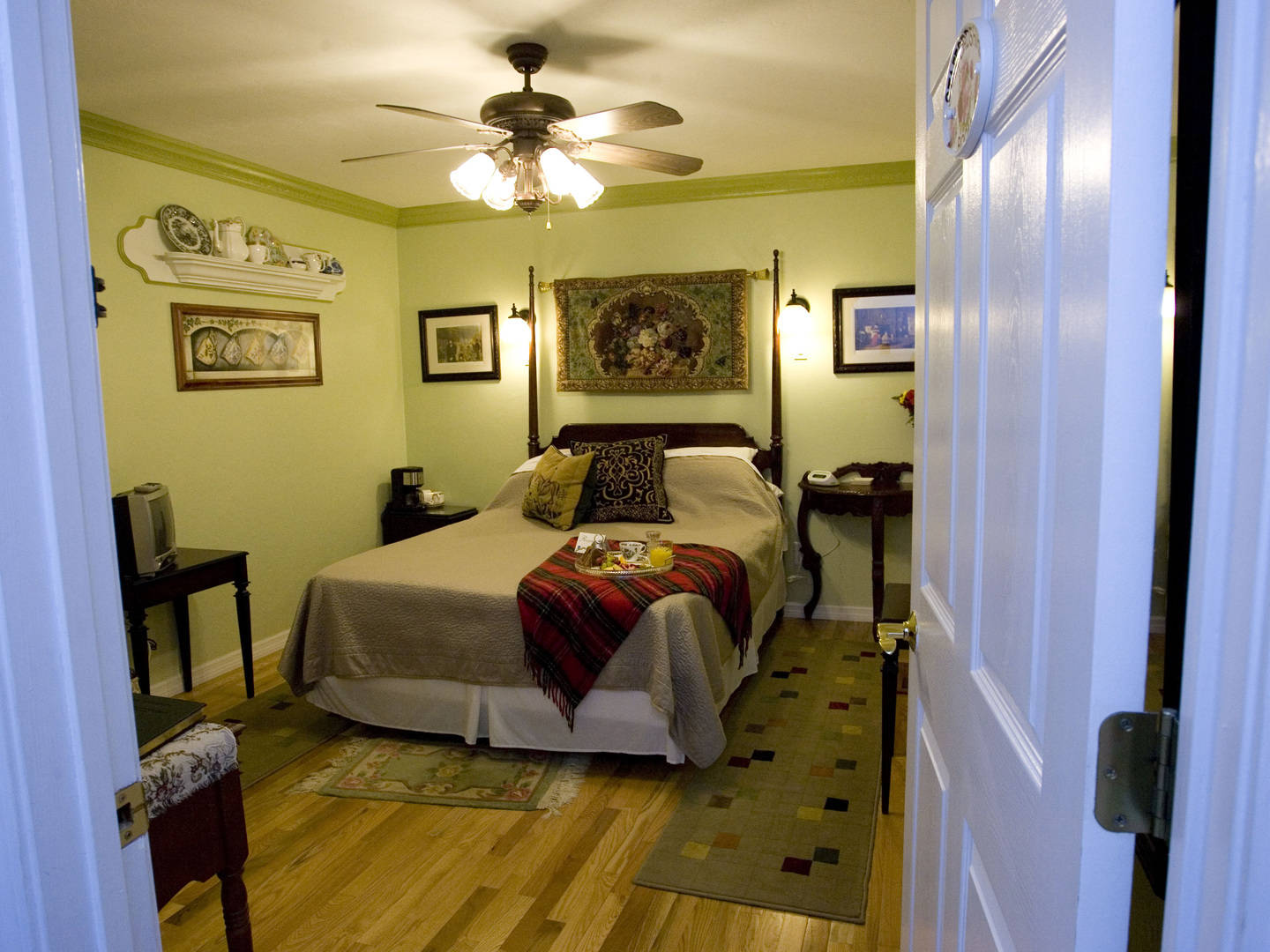 Little English Guesthouse Bed And Breakfast, Tallahassee, Florida Bed ...