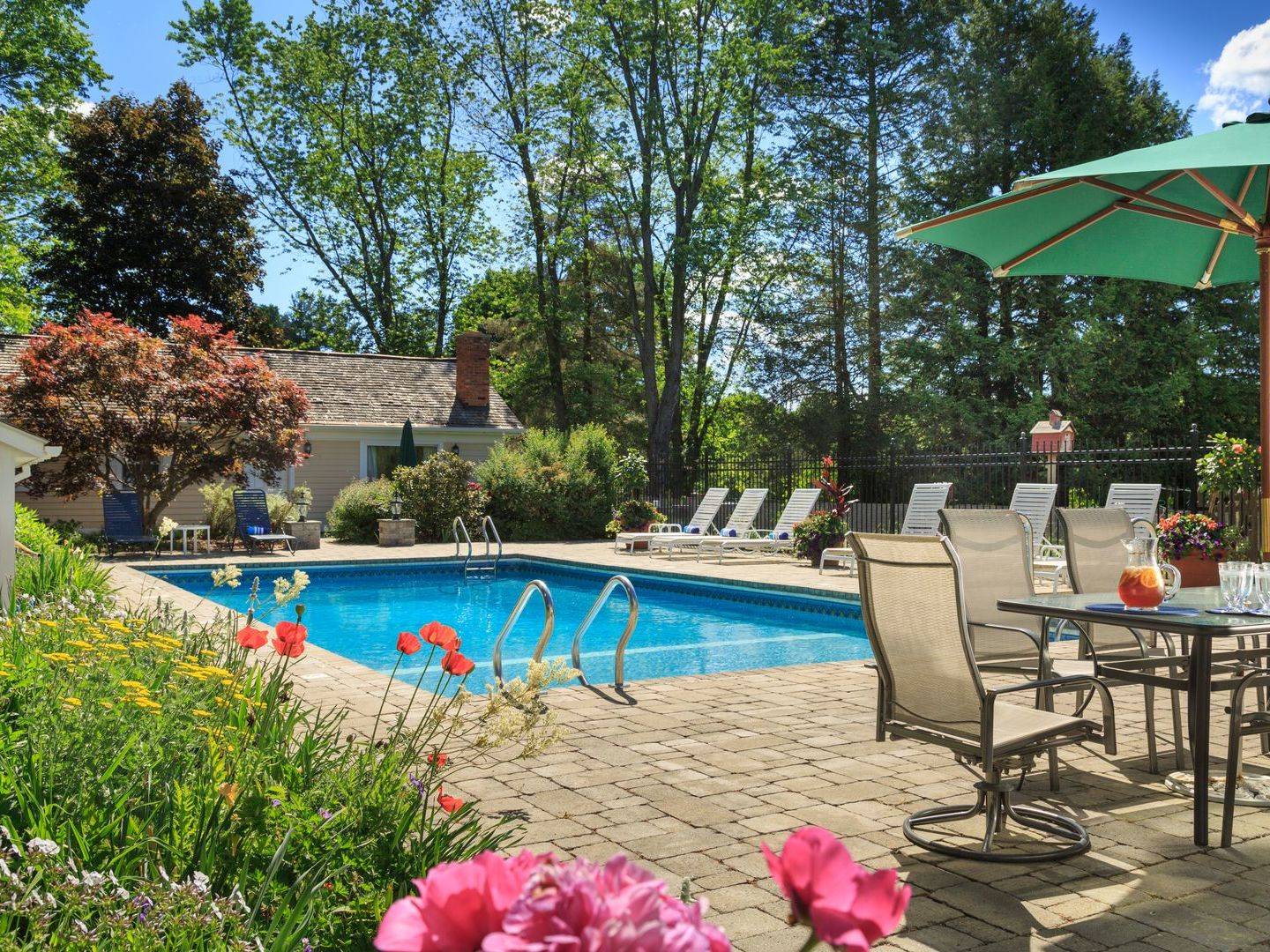 1800 Devonfield Inn, Lee, Massachusetts Bed and Breakfasts Inns