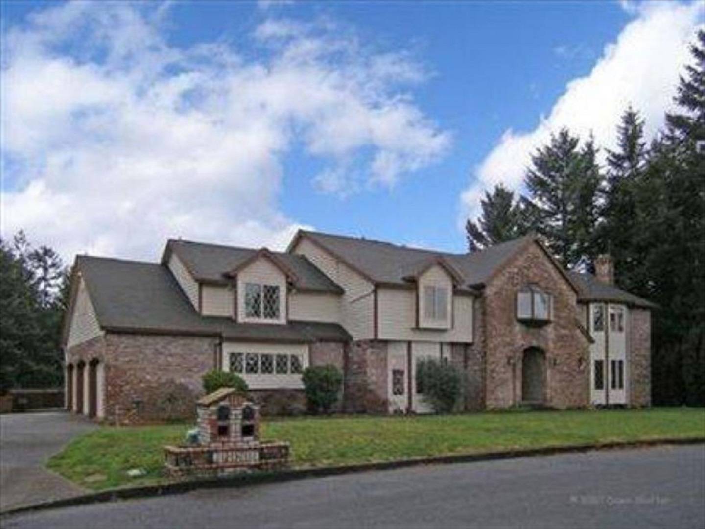 Mt. Scott Manor Bed and Breakfast, Happy Valley, Oregon Bed and