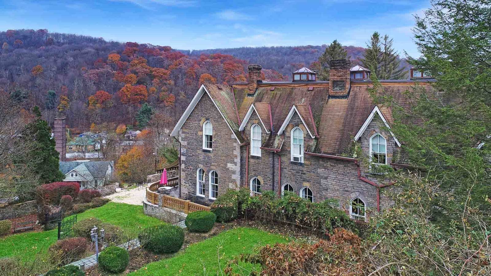 The Castle Bed and Breakfast, Mount Savage, Maryland Bed and Breakfasts Inns