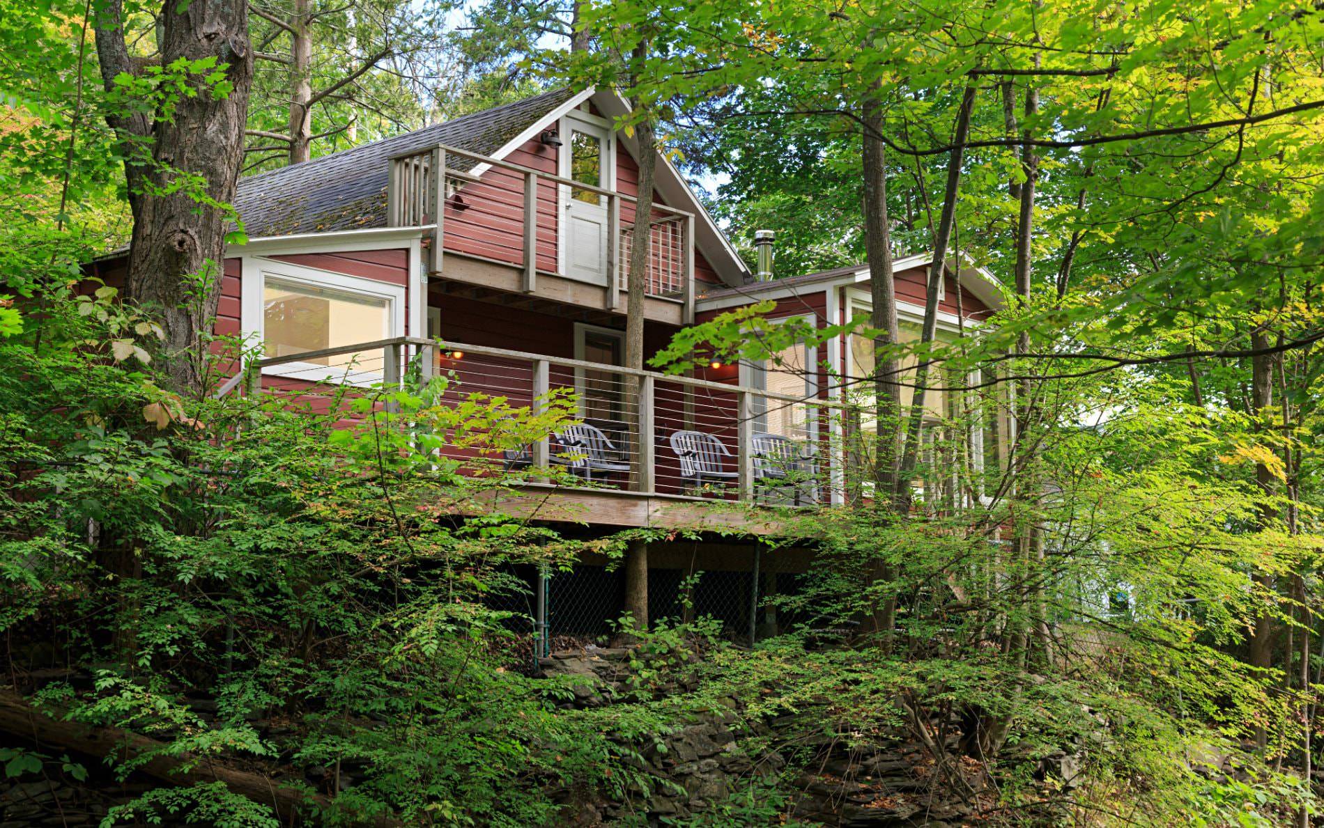 The Woodstock Inn on The Millstream, Woodstock, New York Bed and