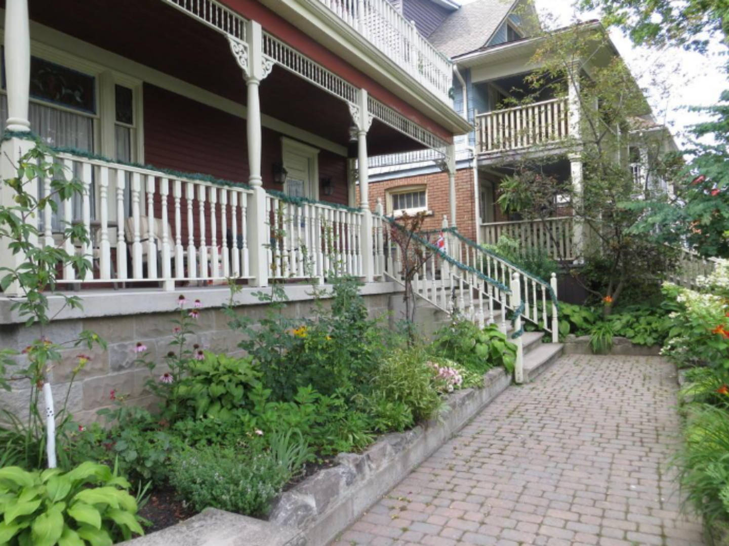 Redwood Bed And Breakfast, Niagara Falls, Ontario Bed And Breakfasts Inns