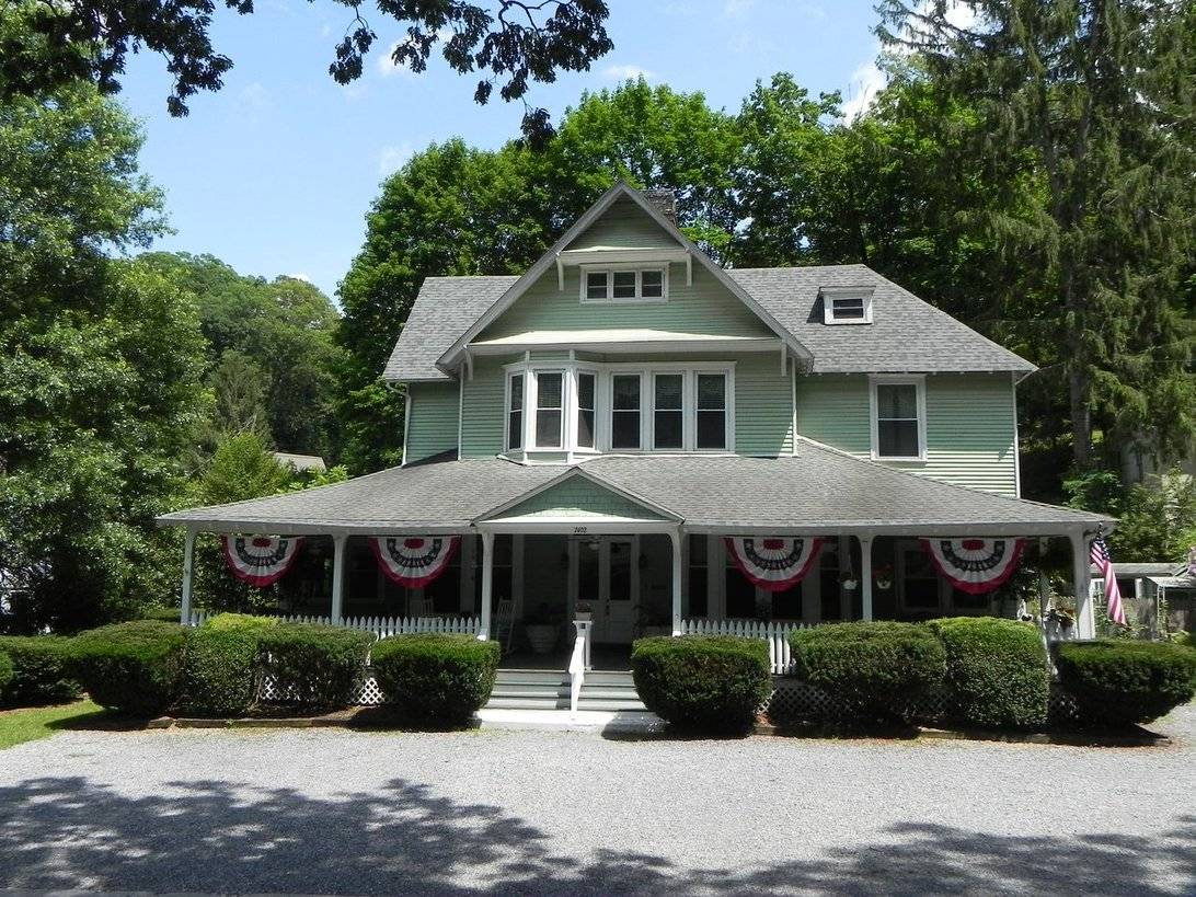 Vine Cottage Inn, Hot Springs, Virginia Bed And Breakfasts Inns