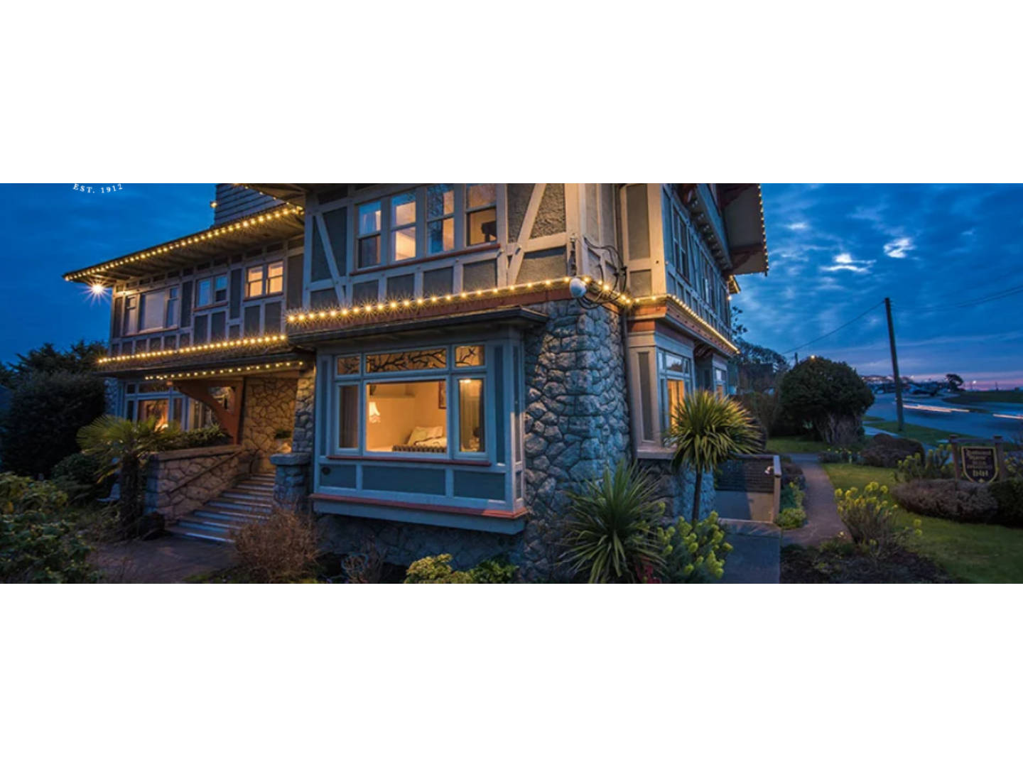 Dashwood Manor Seaside Bed & Breakfast, Victoria, British Columbia Bed ...