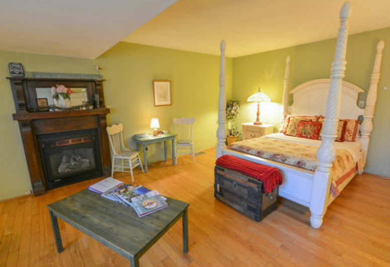 Pilot Knob Inn, Pilot Mountain, North Carolina Bed and Breakfasts Inns