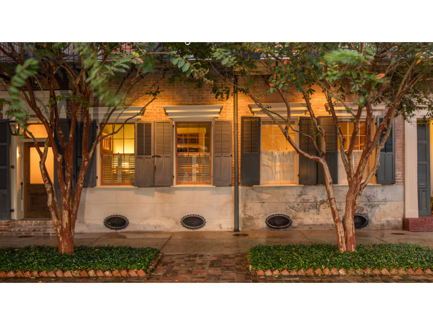 Monrose Row Bed And Breakfast, New Orleans, Louisiana Bed and