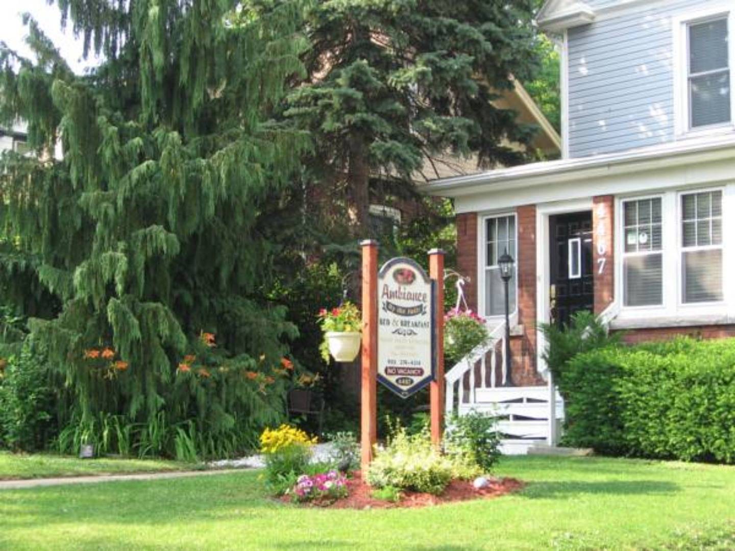 Ambiance by the Falls Bed and Breakfast, Niagara Falls, Ontario Bed and