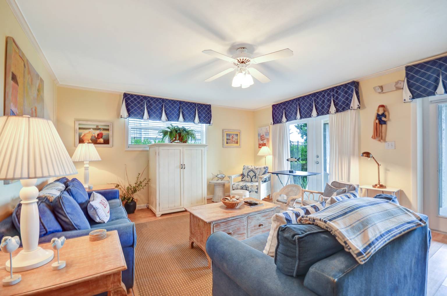 Dog Friendly Ground Level Duplex, Fernandina Beach, Florida Bed and