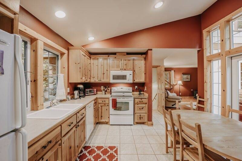 34SL Hot Tub BBQ Ping Pong Table Sleeps 8, Deming, Washington