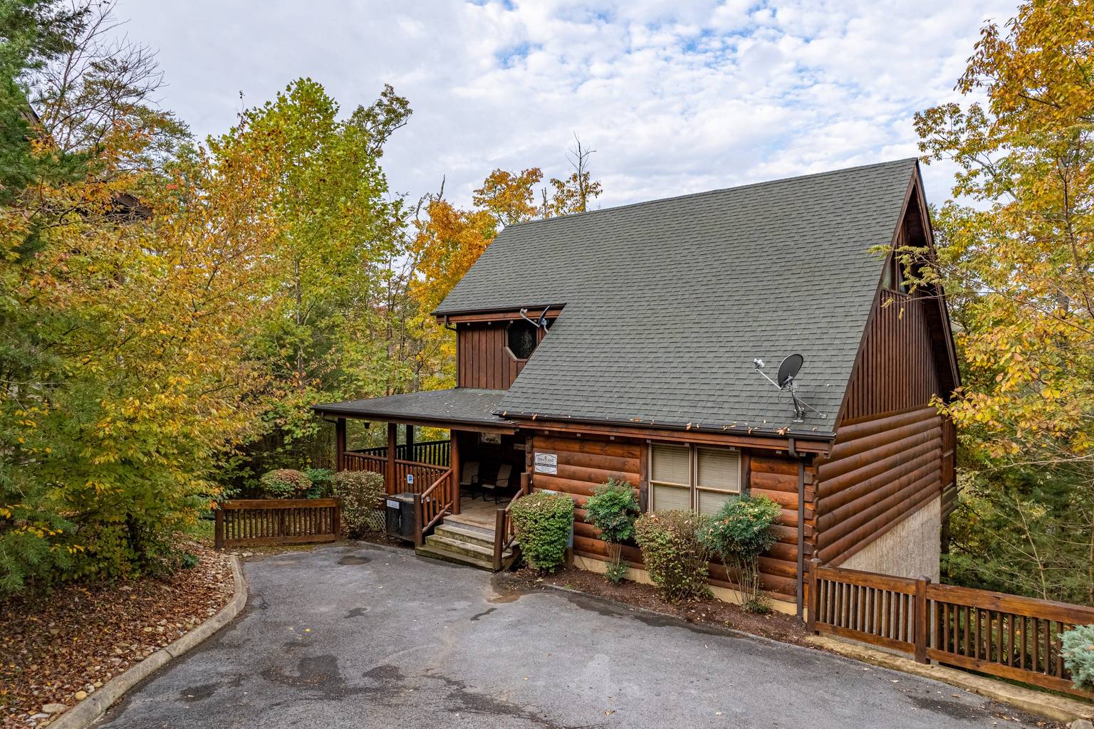 Deluxe Mountain Cabin in Bear Creek Crossing Resort, Sevierville, TN
