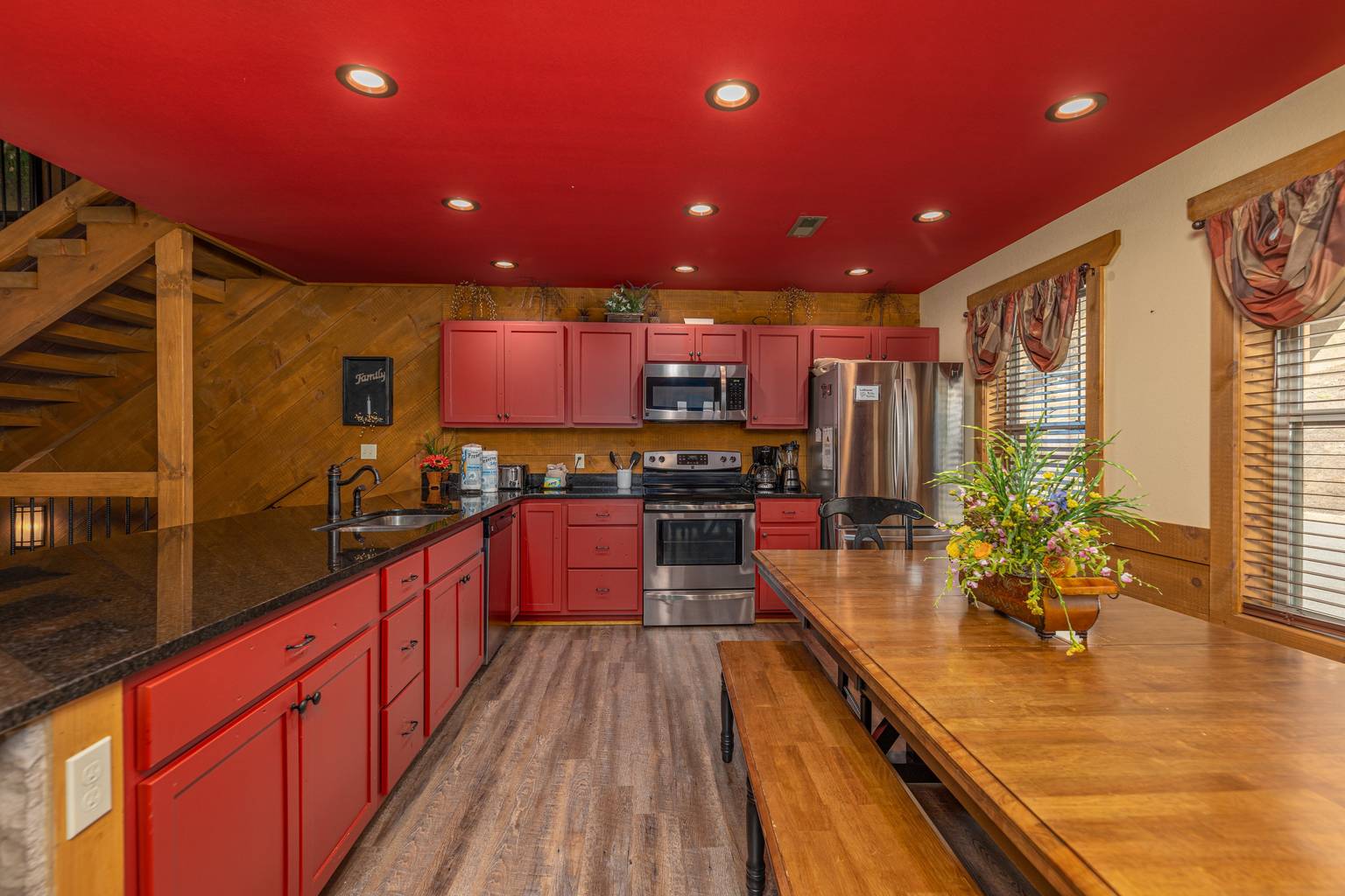 Splash Mansion Cabin in the heart of the Great Smoky Mountains National