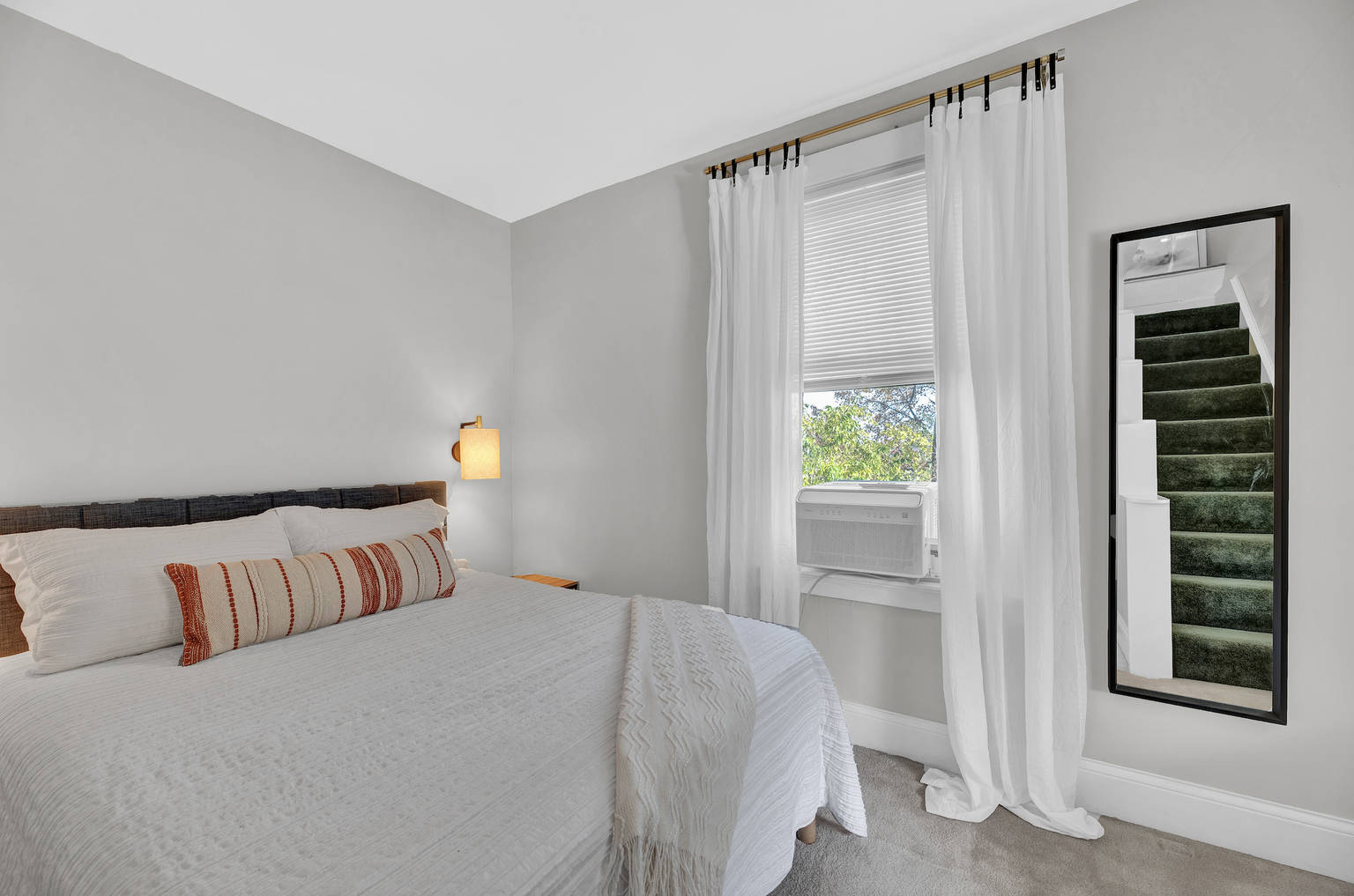 Cozy Cottage in the Heart of Hyde Park, Cincinnati, Ohio Bed and