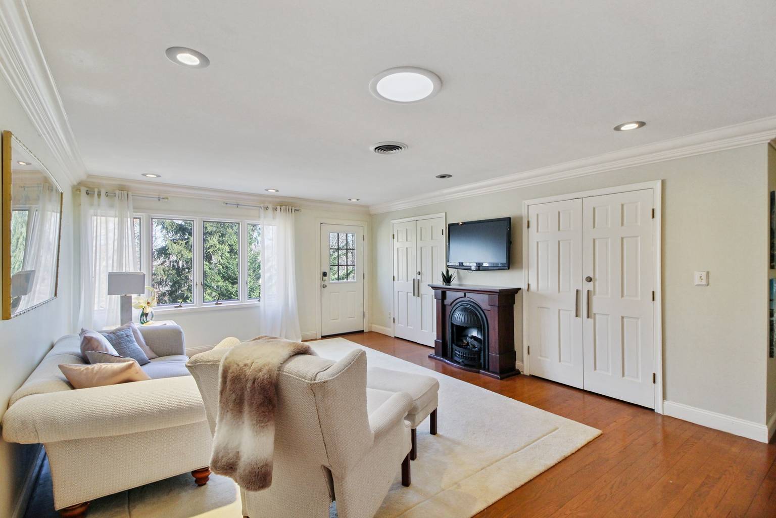 Quiet Getaway in Gated Community! Private Deck and BBQ 18 Mi to