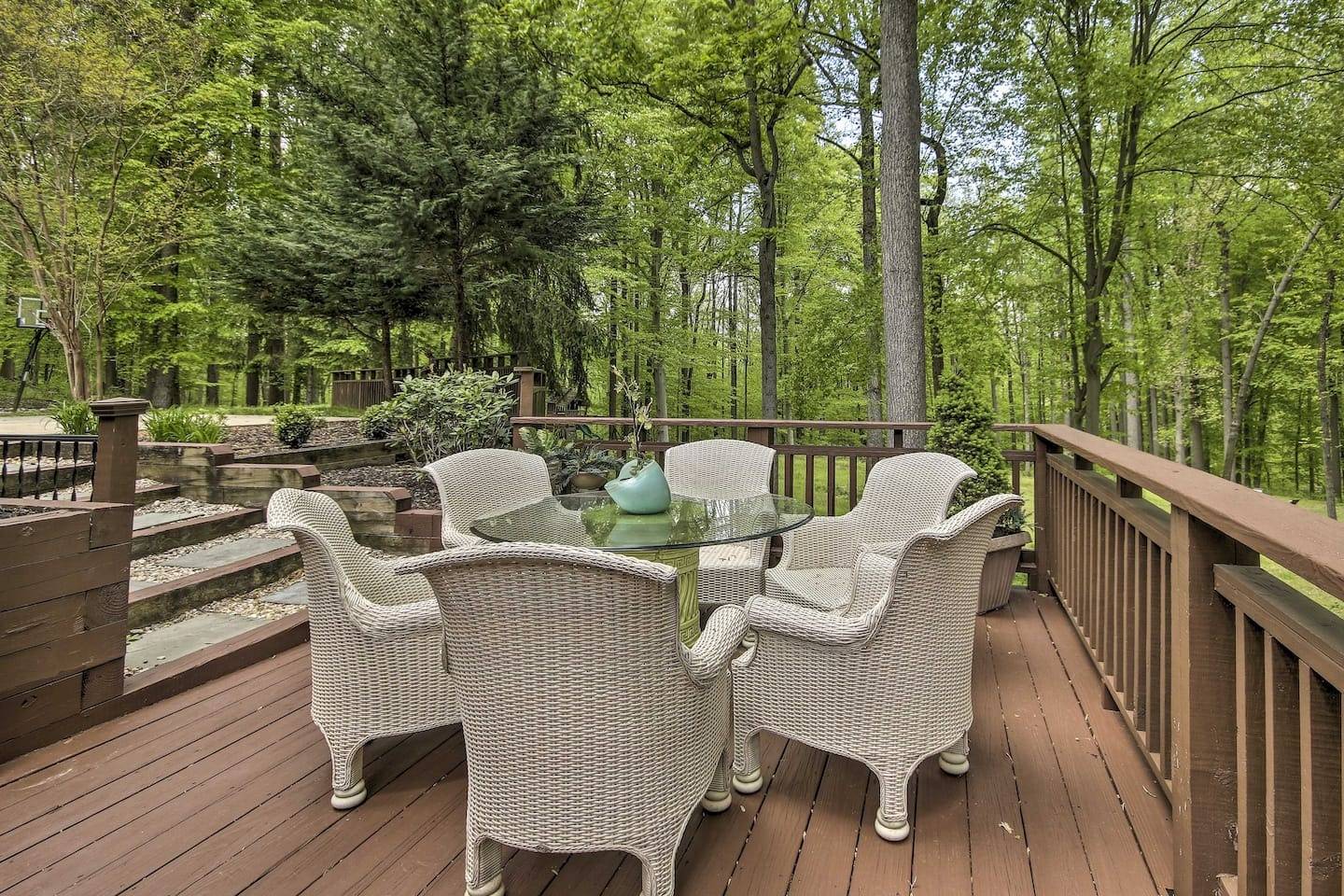 Quiet Getaway in Gated Community! Private Deck and BBQ 18 Mi to
