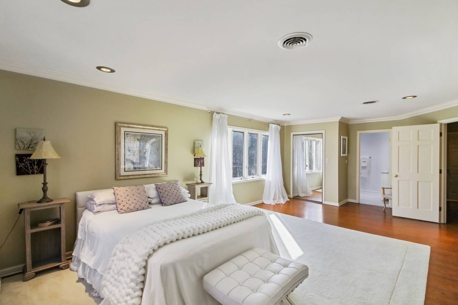 Quiet Getaway in Gated Community! Private Deck and BBQ 18 Mi to