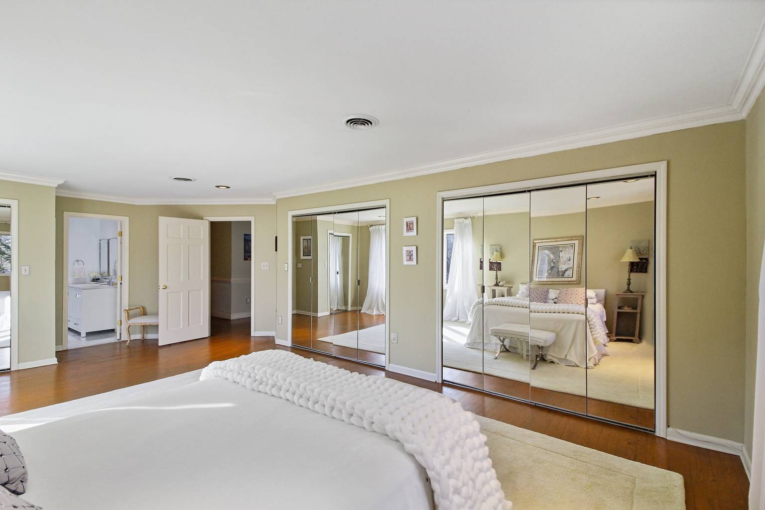 Quiet Getaway in Gated Community! Private Deck and BBQ 18 Mi to