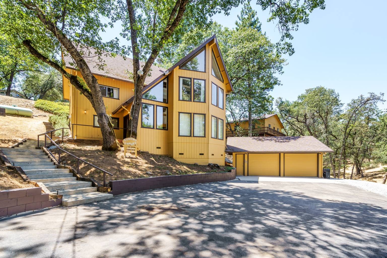 Auromi Chalet The Large and Spacious Auromi Chalet Features a Game