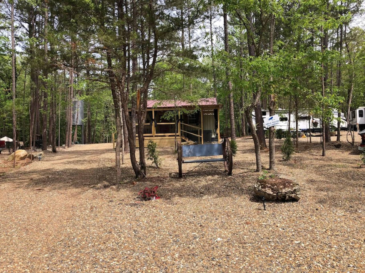 Beavers Box+Tiny Pond+Hot Tub+Hiking Trails, Broken Bow, Oklahoma Bed and