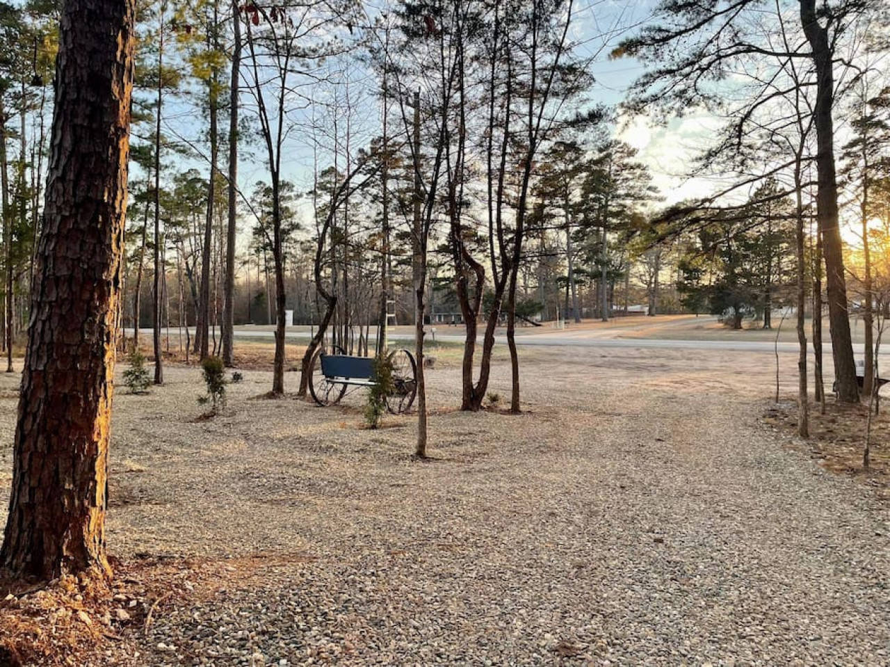 Beavers Box+Tiny Pond+Hot Tub+Hiking Trails, Broken Bow, Oklahoma Bed and