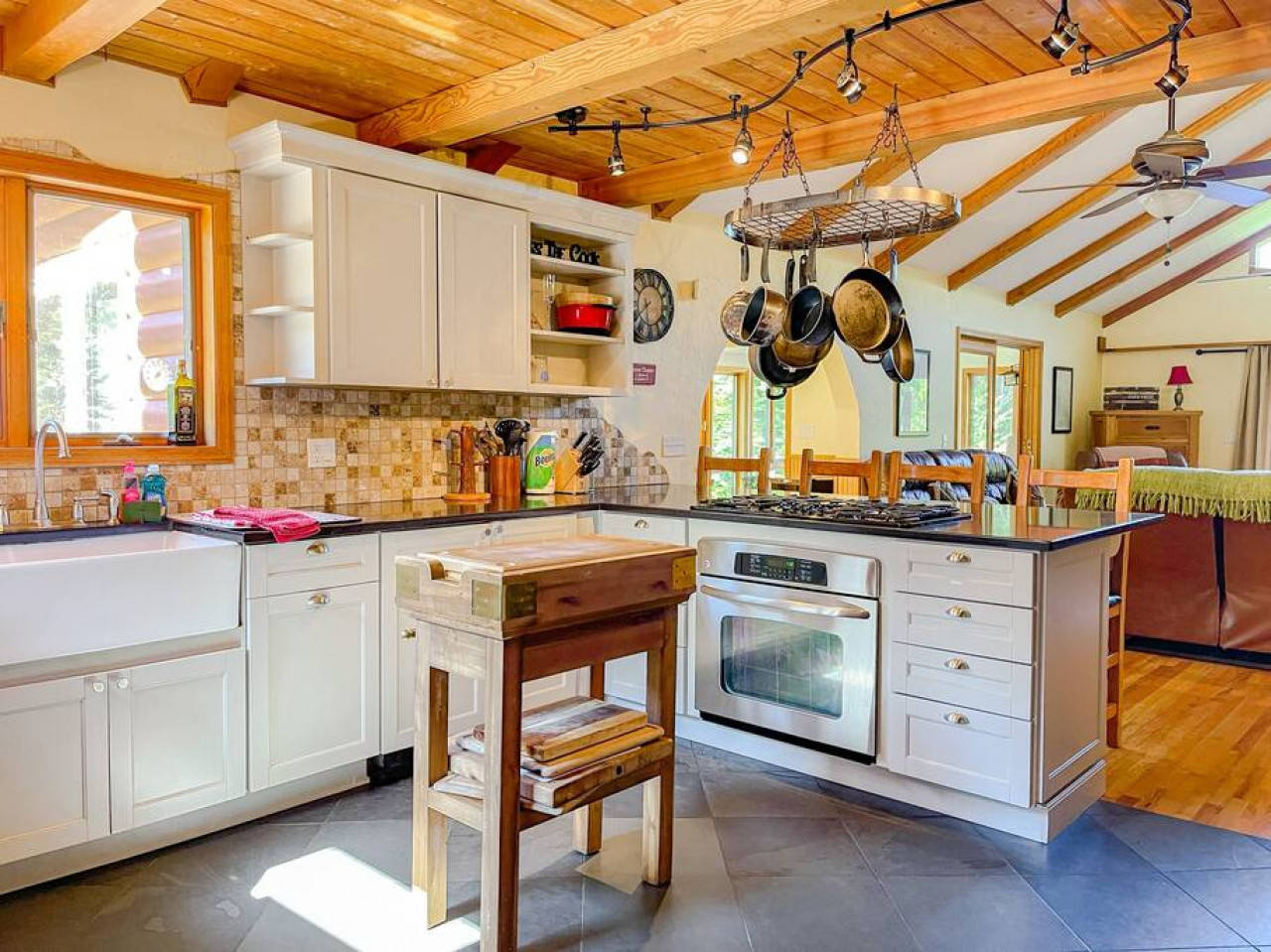 6BR Rustic Modern Lodge with Fireplace and Hot Tub!, Fleischmanns, New