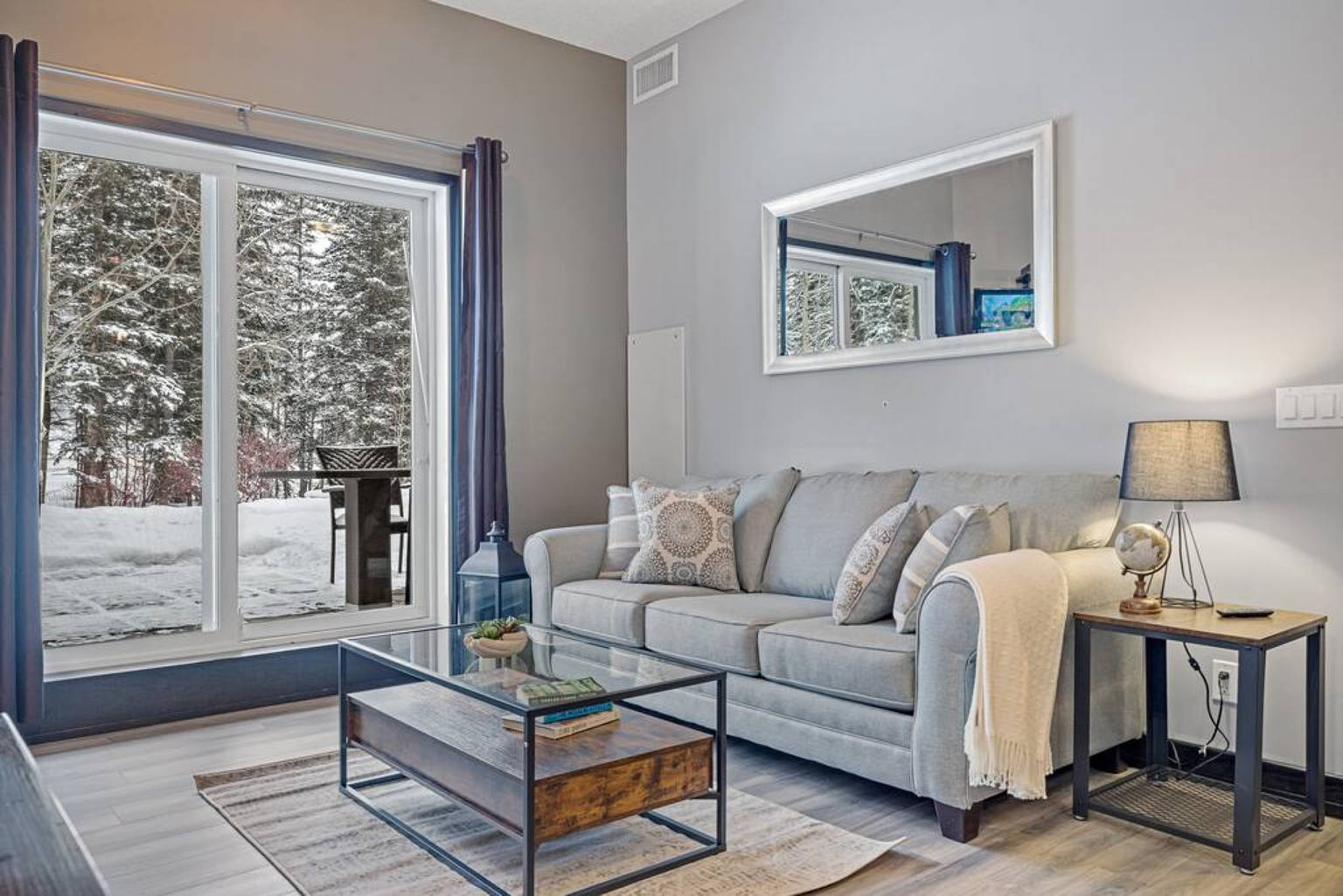 **Charming Unit | Easy Parking | Pool+HotTub **, Canmore, Alberta Bed ...