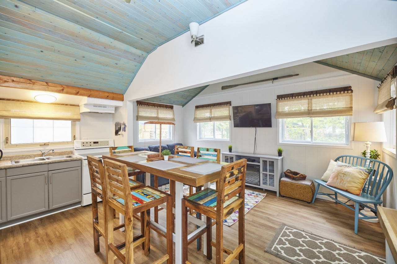 Cottage 4 Lake Haven Beach Resort, Wainfleet, Ontario Bed and