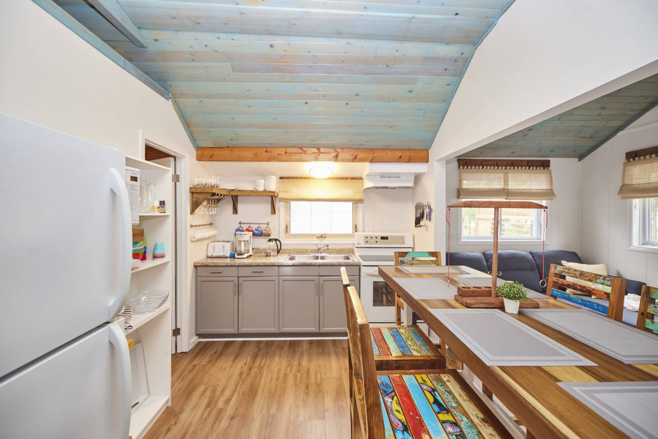 Cottage 4 Lake Haven Beach Resort, Wainfleet, Ontario Bed and