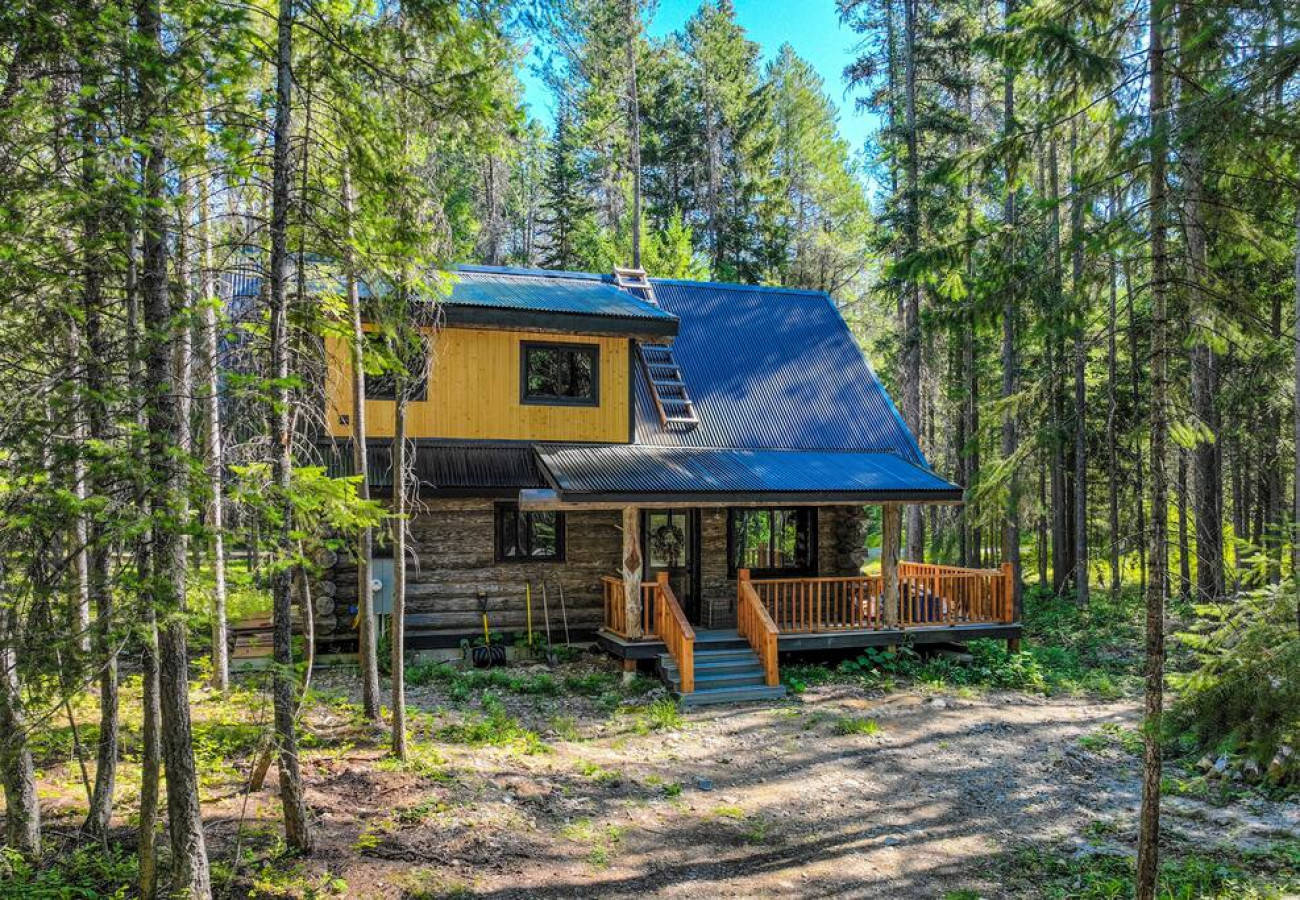 Our Glacier Getaway, A Romantic Cabin in the Woods, West Glacier