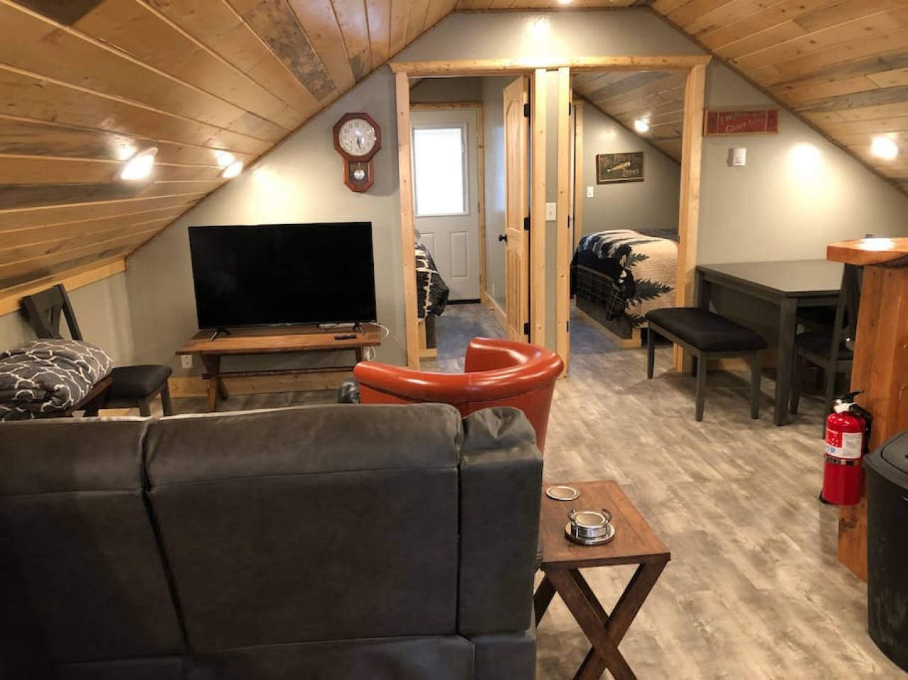 Bluebird Loft · Newly Built, Rustic Loft, Kitchen, Washer & Dryer