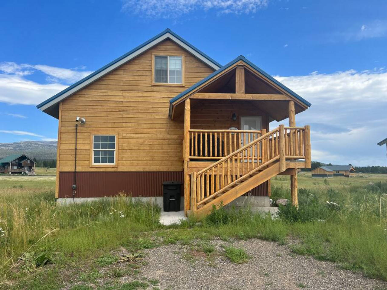 Bluebird Loft · Newly Built, Rustic Loft, Kitchen, Washer & Dryer