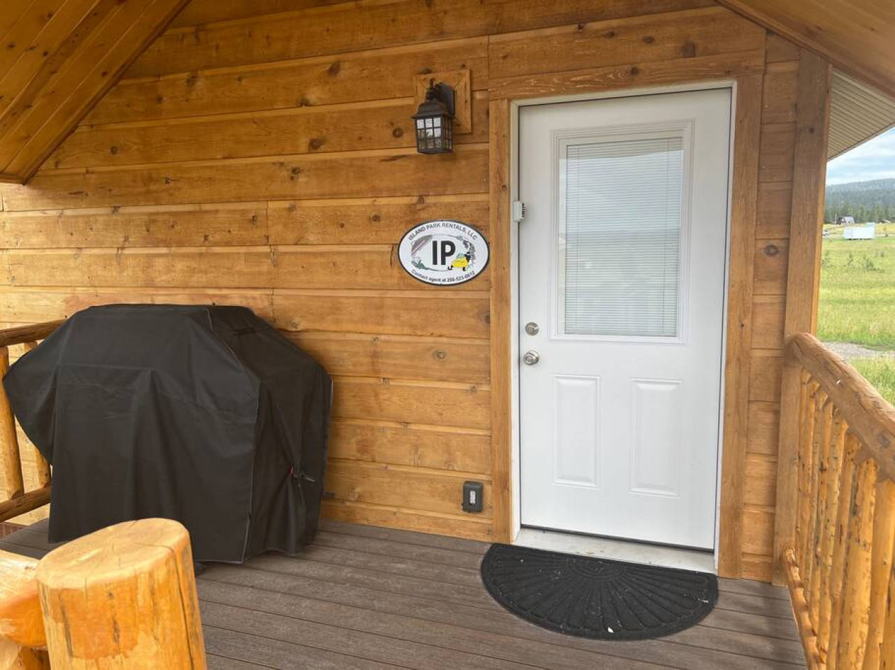 Bluebird Loft · Newly Built, Rustic Loft, Kitchen, Washer & Dryer