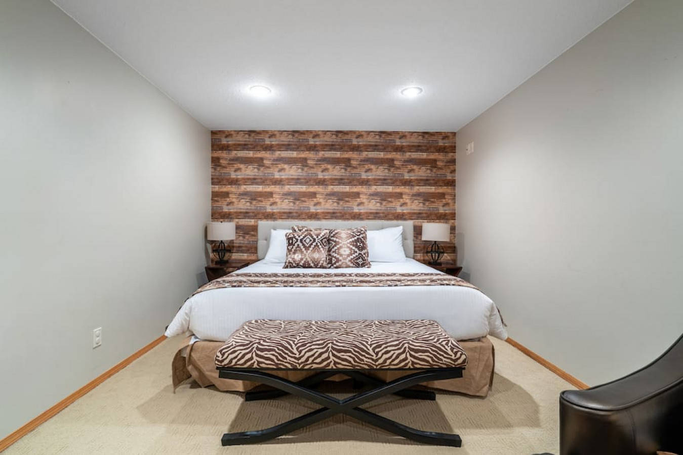 ?The Legacy Cabin? Hot Tub Huge Fenced Yard, Windermere, British