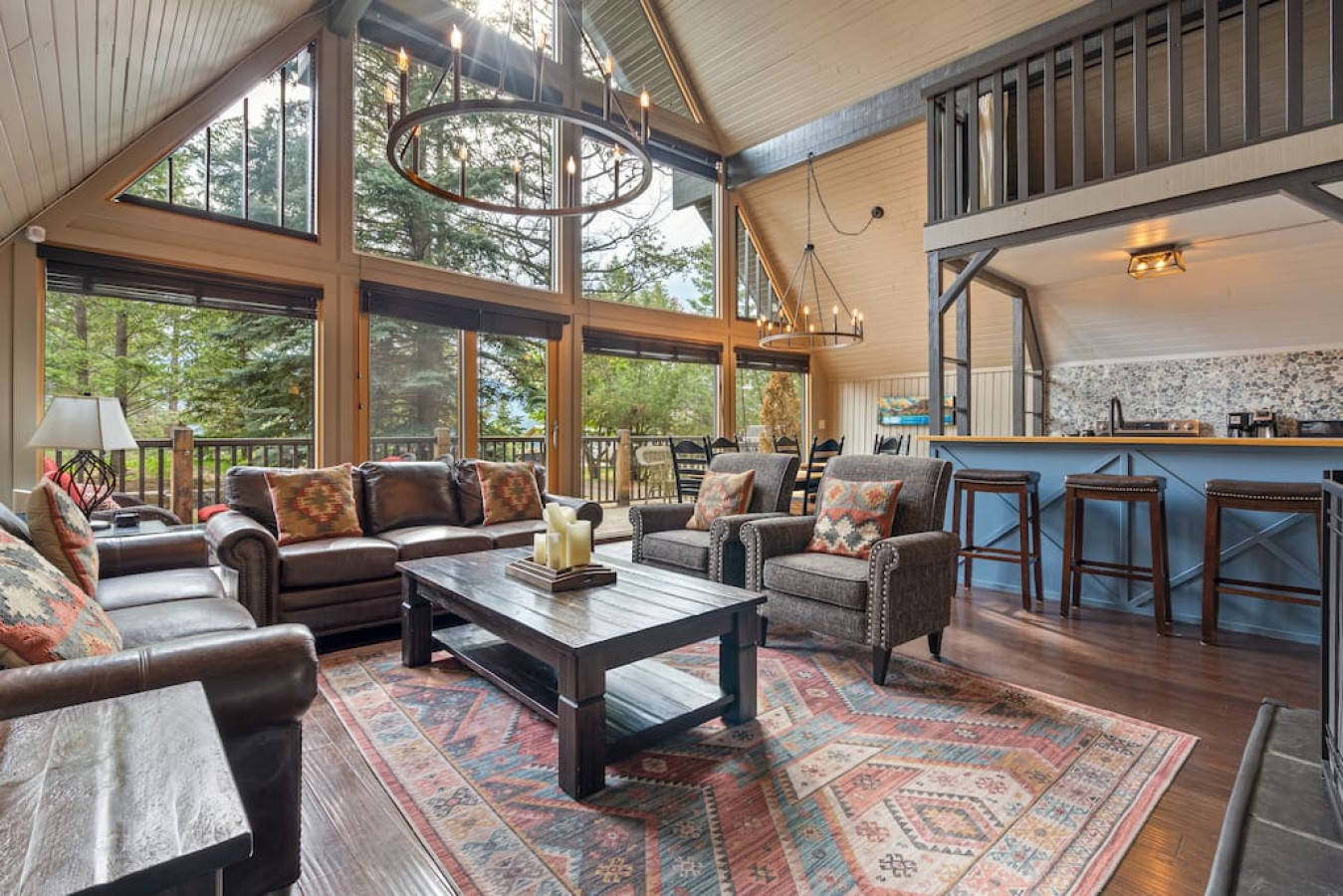 ?The Legacy Cabin? Hot Tub Huge Fenced Yard, Windermere, British