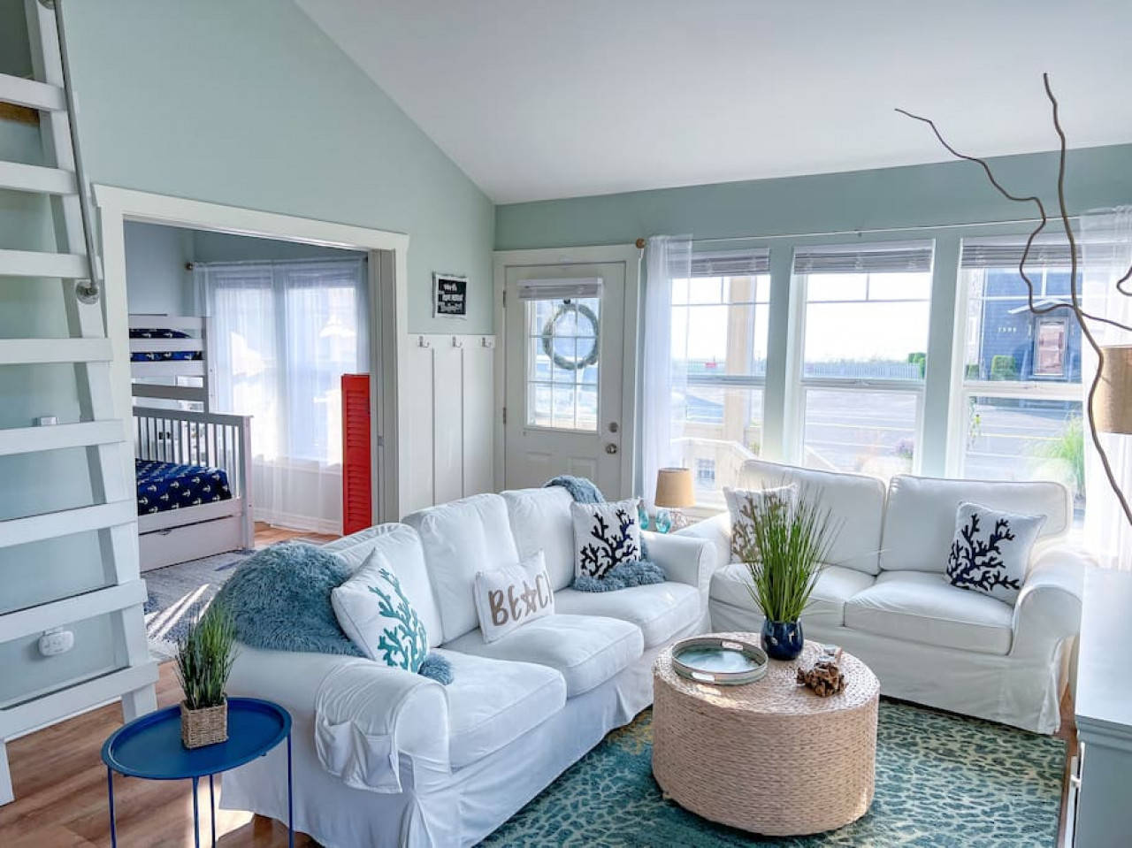 Beautiful & Light across from Beach & Sunsets, Blaine, Washington Bed