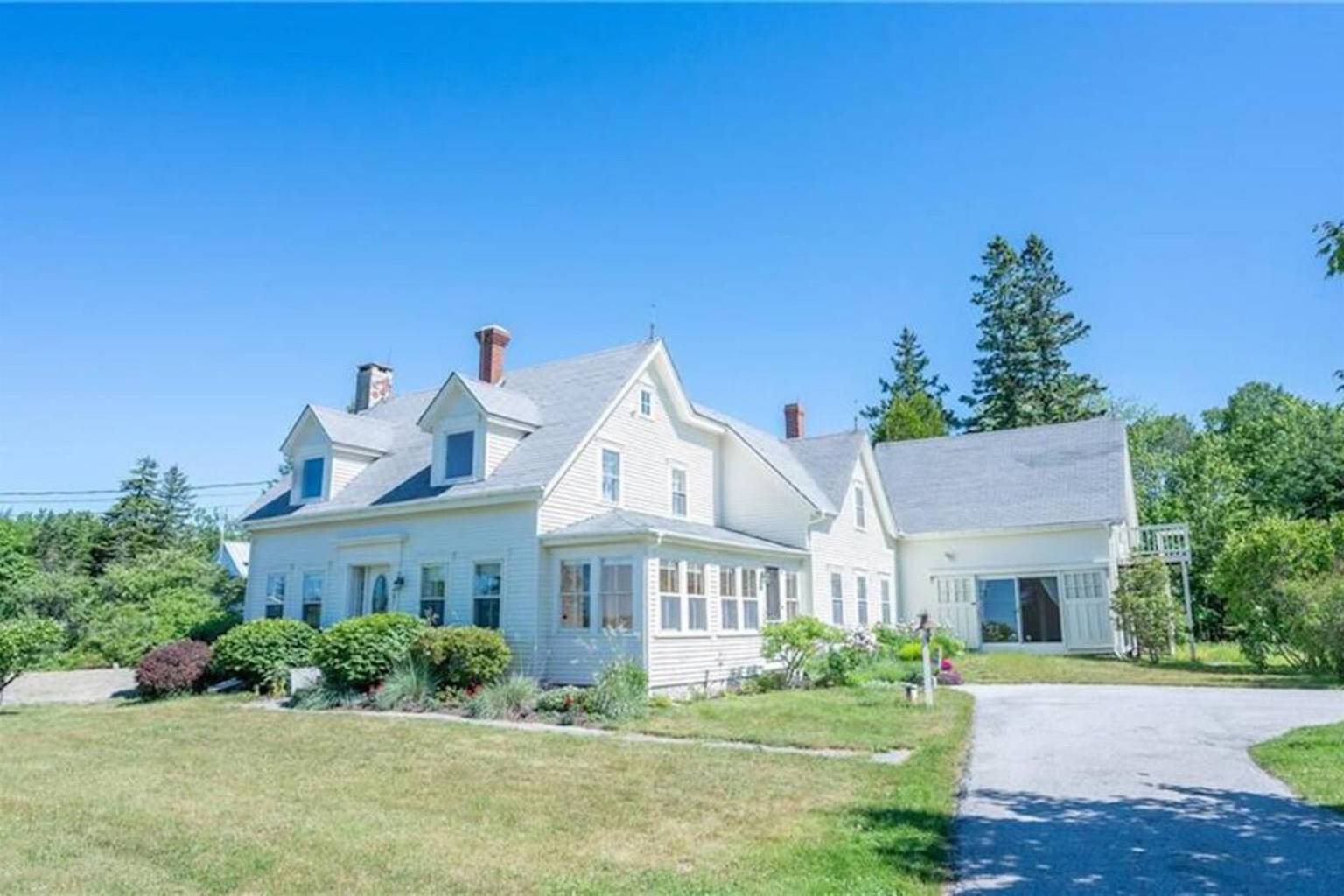 Classic farmhouse with modern amenities on the Coast of Maine, Saint