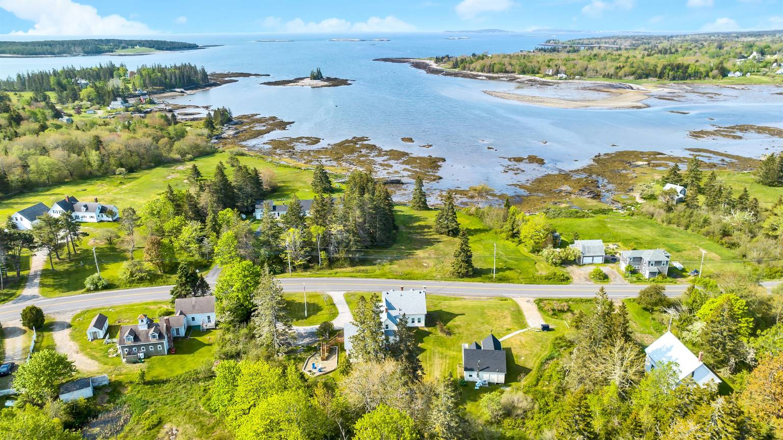 Classic farmhouse with modern amenities on the Coast of Maine, Saint Maine Bed and