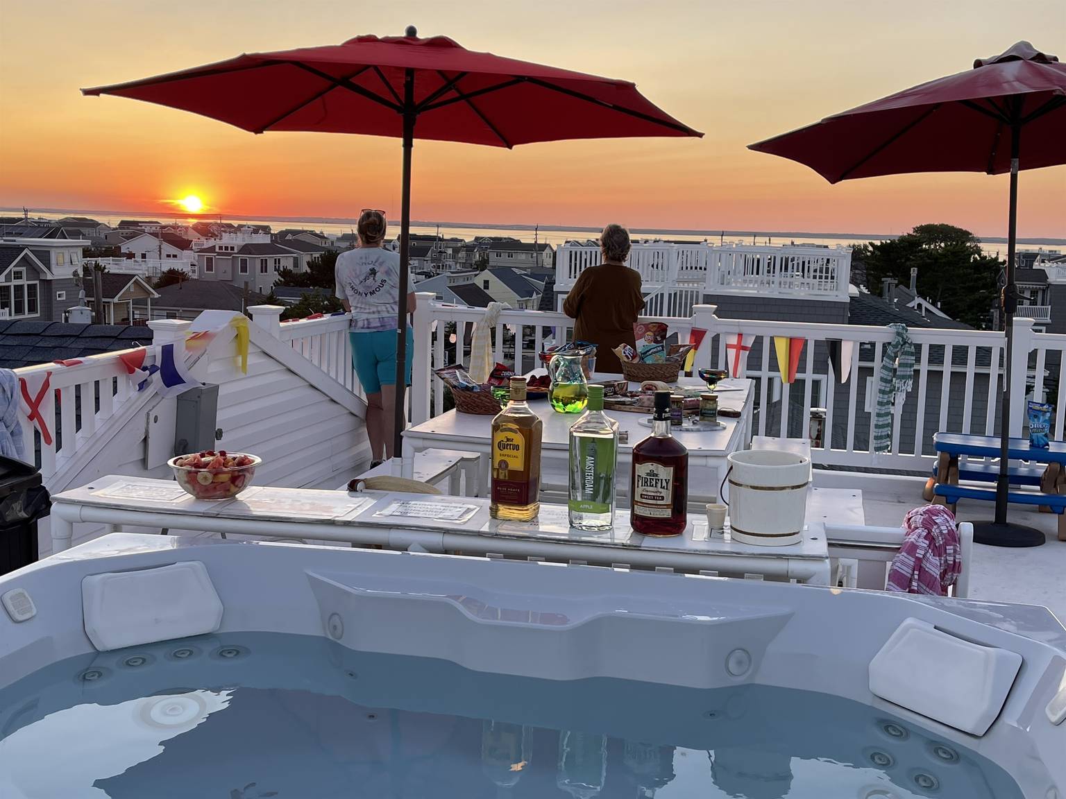 8+ Bedroom Home 3rd off Beach with Ocean & Bay Views HotTub +++, Long