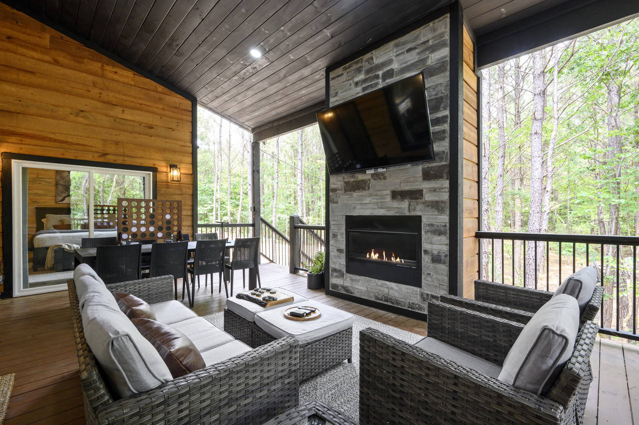 Pino Vista Brand New Modern Rustic Retreat w/ EV Charger, Broken Bow