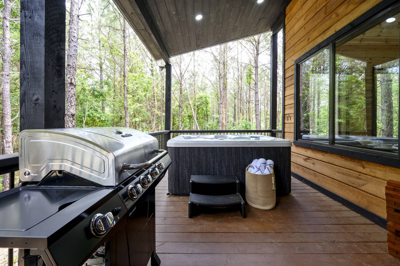 Pino Vista Brand New Modern Rustic Retreat w/ EV Charger, Broken Bow