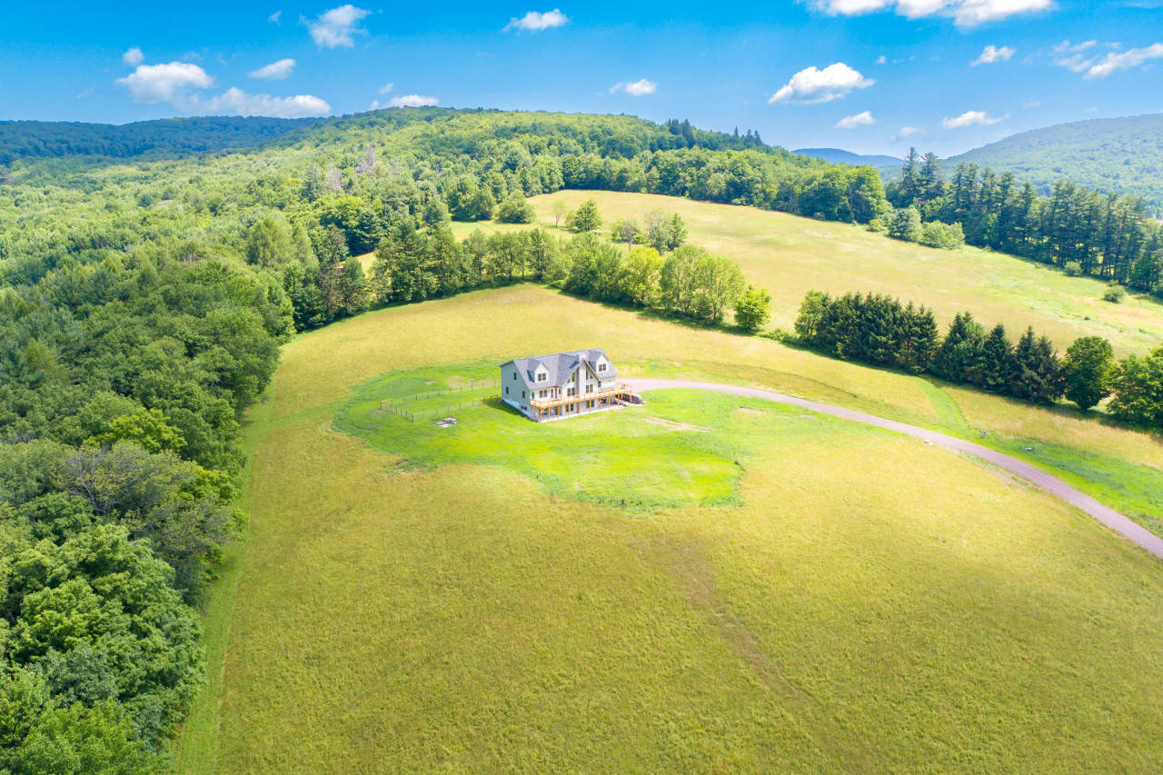 111 Acre 4BR 4 Bath Retreat with Hiking Trails, Bovina Center, New York
