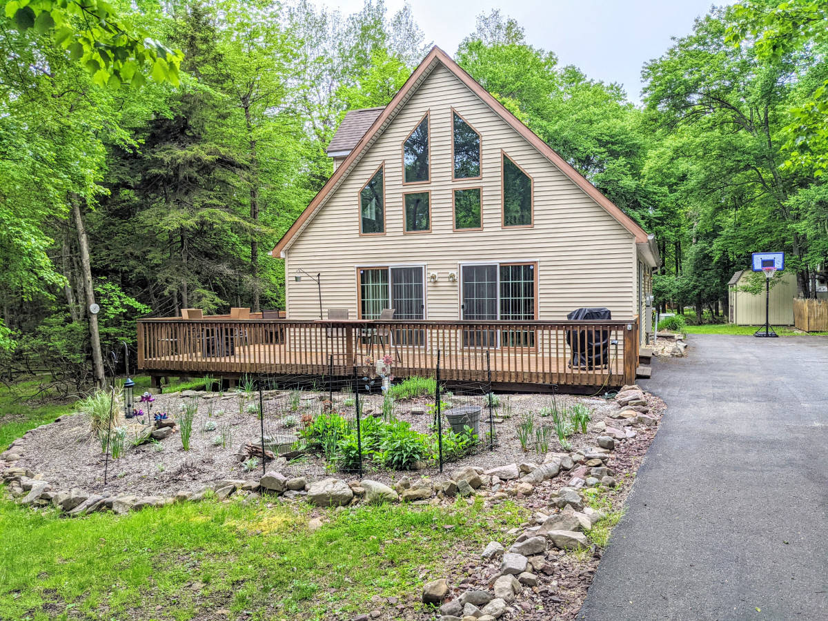 The Chalet on Chalet, Lake Harmony, Pennsylvania Bed and Breakfasts Inns
