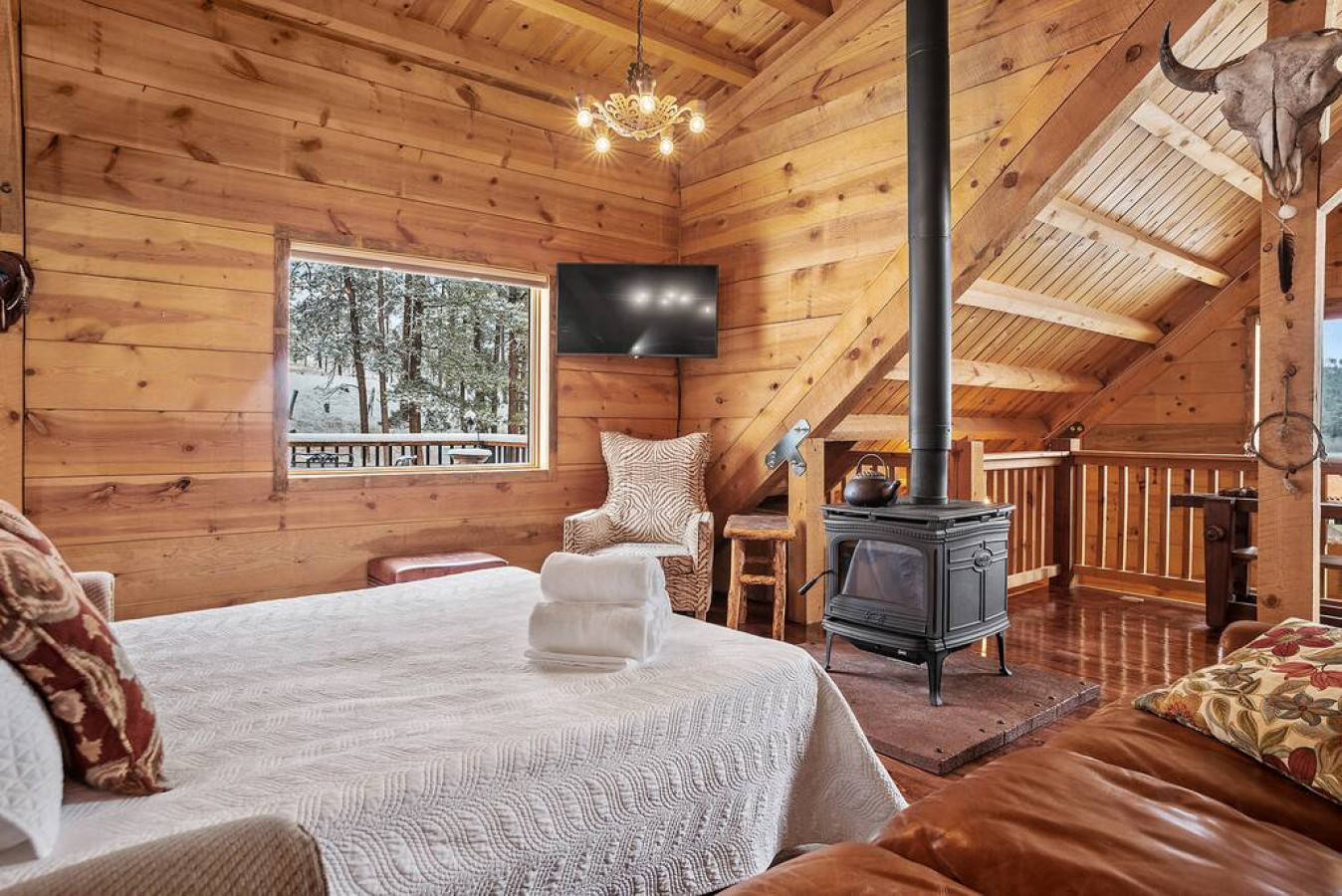 Caroline Place · Secluded Black Hills Cabin, Nemo, South Dakota Bed and
