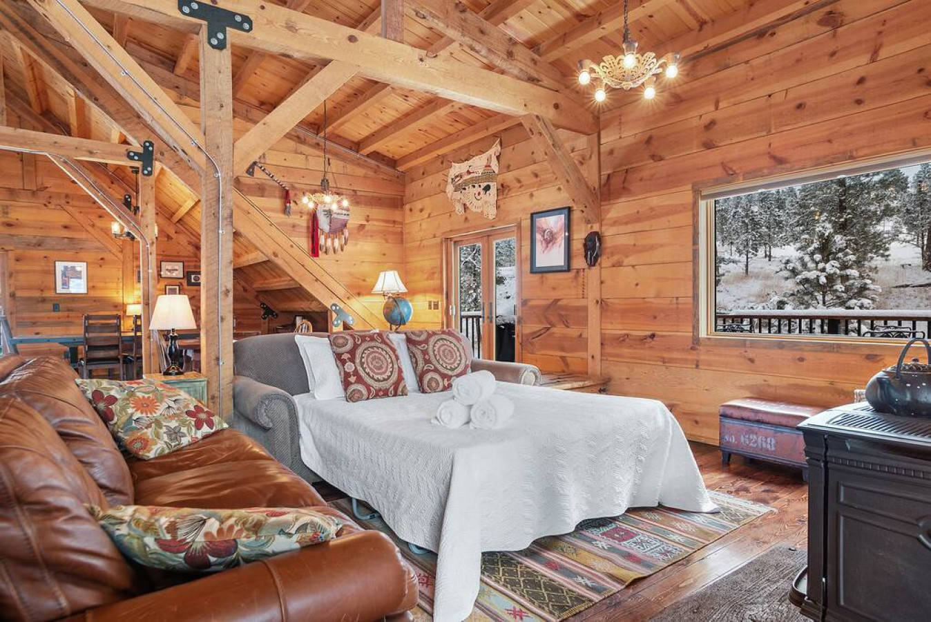 Caroline Place · Secluded Black Hills Cabin, Nemo, South Dakota Bed and