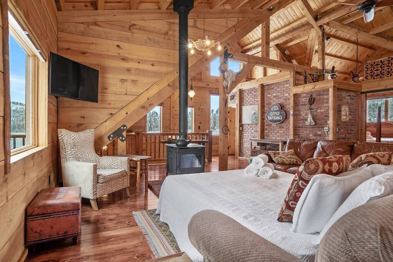 Caroline Place · Secluded Black Hills Cabin, Nemo, South Dakota Bed and