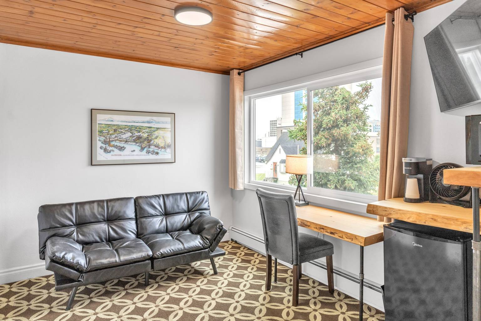 Highliner Hotel Deluxe Double Queen Suite 315, Anchorage, Alaska Bed