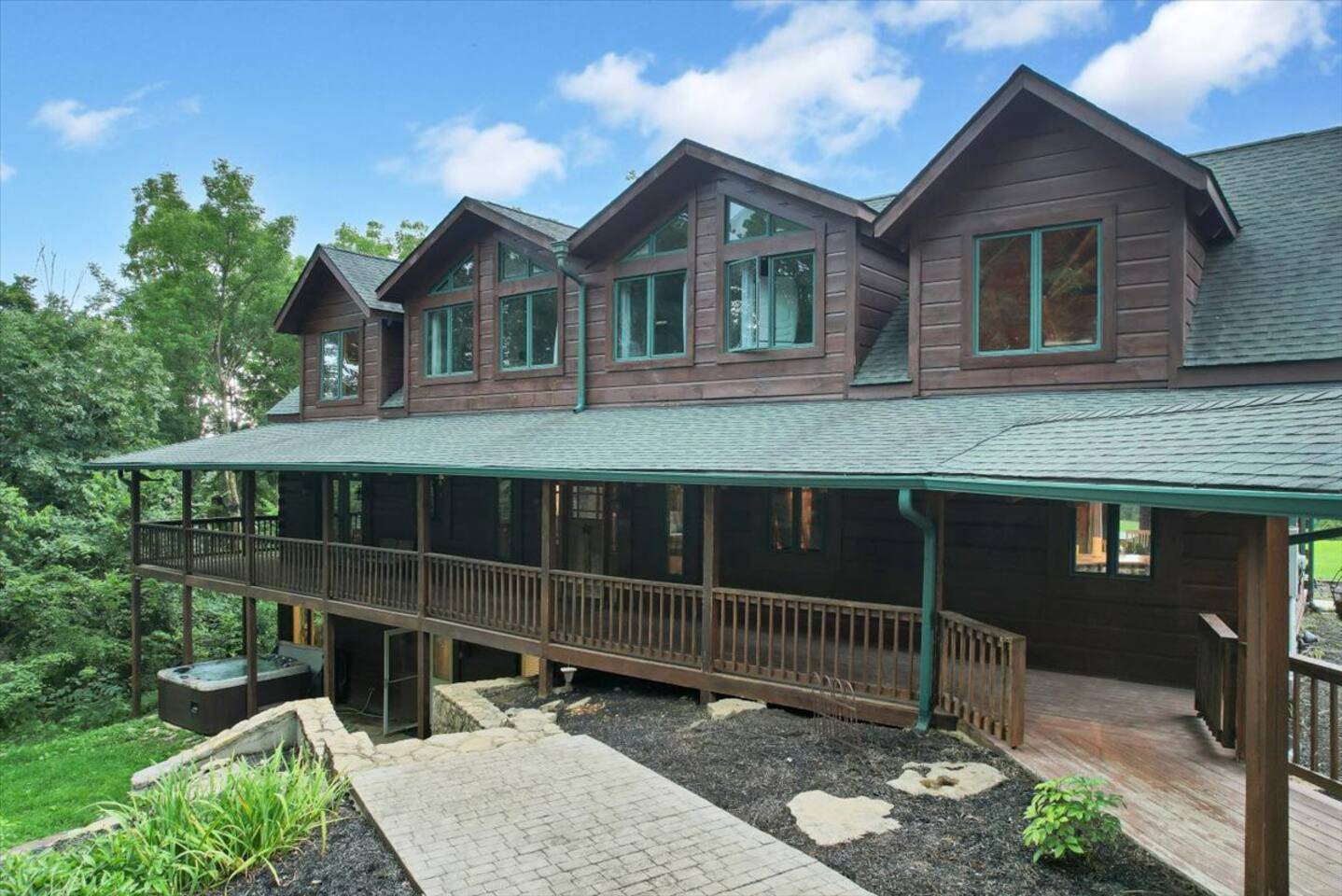 The Bluegrass Ranch Secluded Luxury Cabin, Fisherville, Kentucky Bed