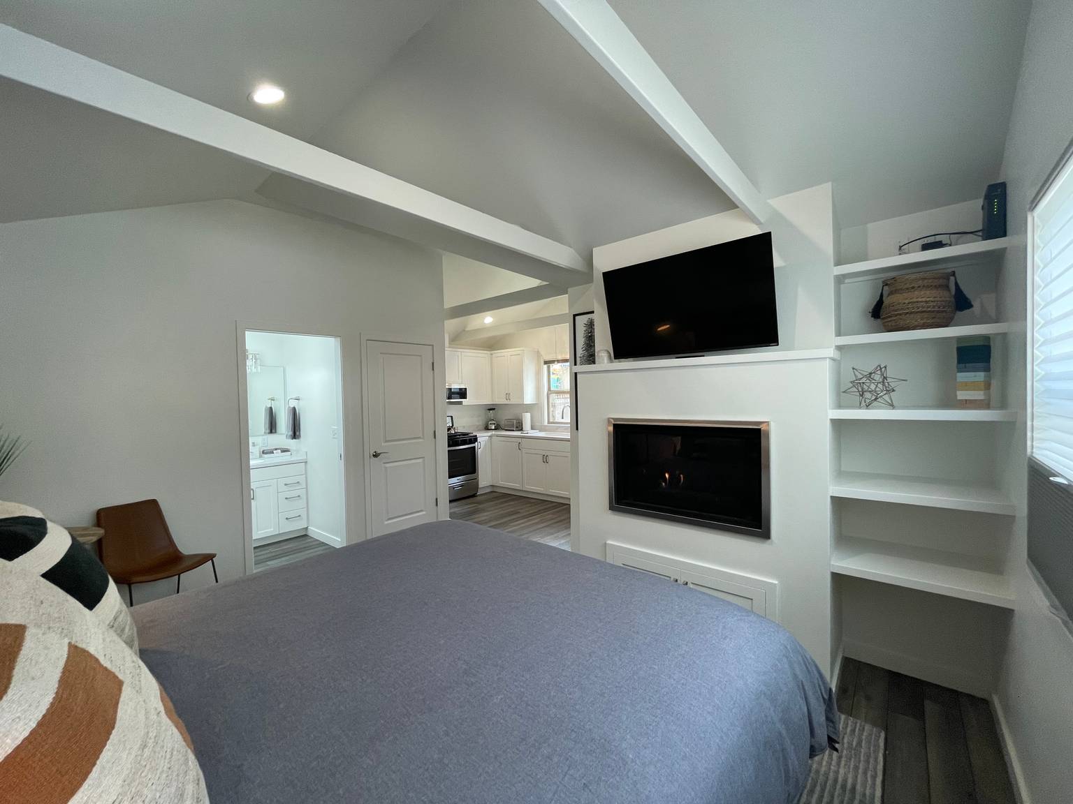 11th Street Studio New, stylish & 3 blocks to the Plaza!, Arcata, California Bed and