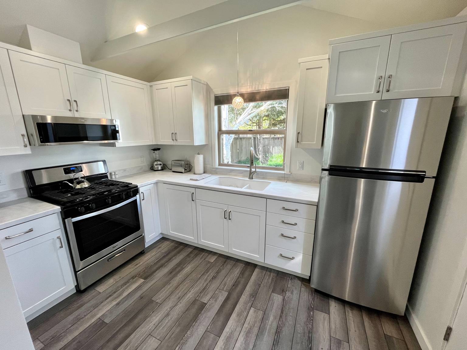 11th Street Studio New, stylish & 3 blocks to the Plaza!, Arcata