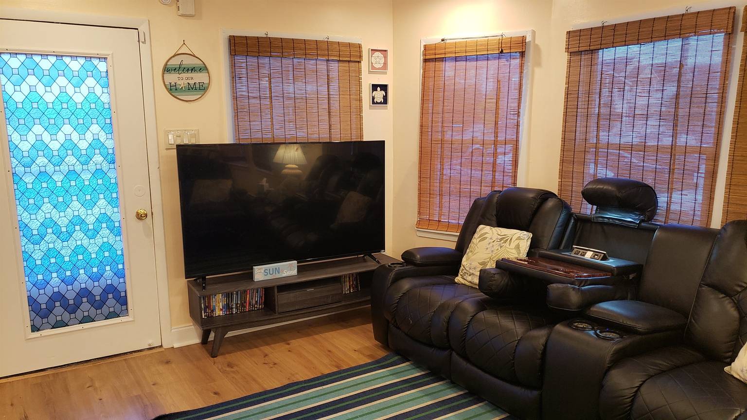 A Sandcrab & Jellyfish walk into a Sandbar (6 Bed/2 Bath), Ocean City, New Jersey Bed and