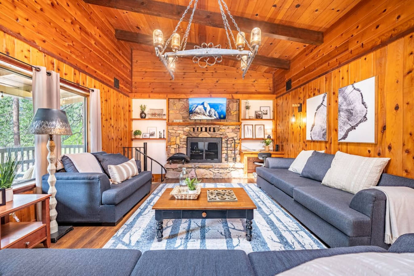 Yosemite Vintage Villa with Hot tub, Pool Table, Oakhurst, California Bed and Breakfasts Inns